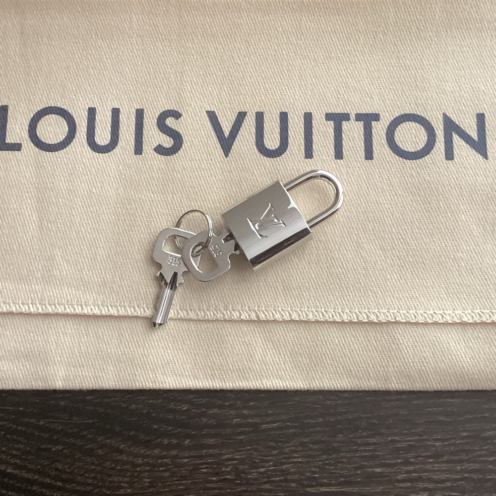 New Louis Vuitton SILVER Lock & 2 Keys No. 315